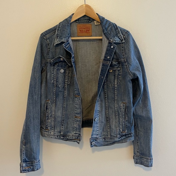LEVI’S CLASSIC DENIM TRUCKER JACKET